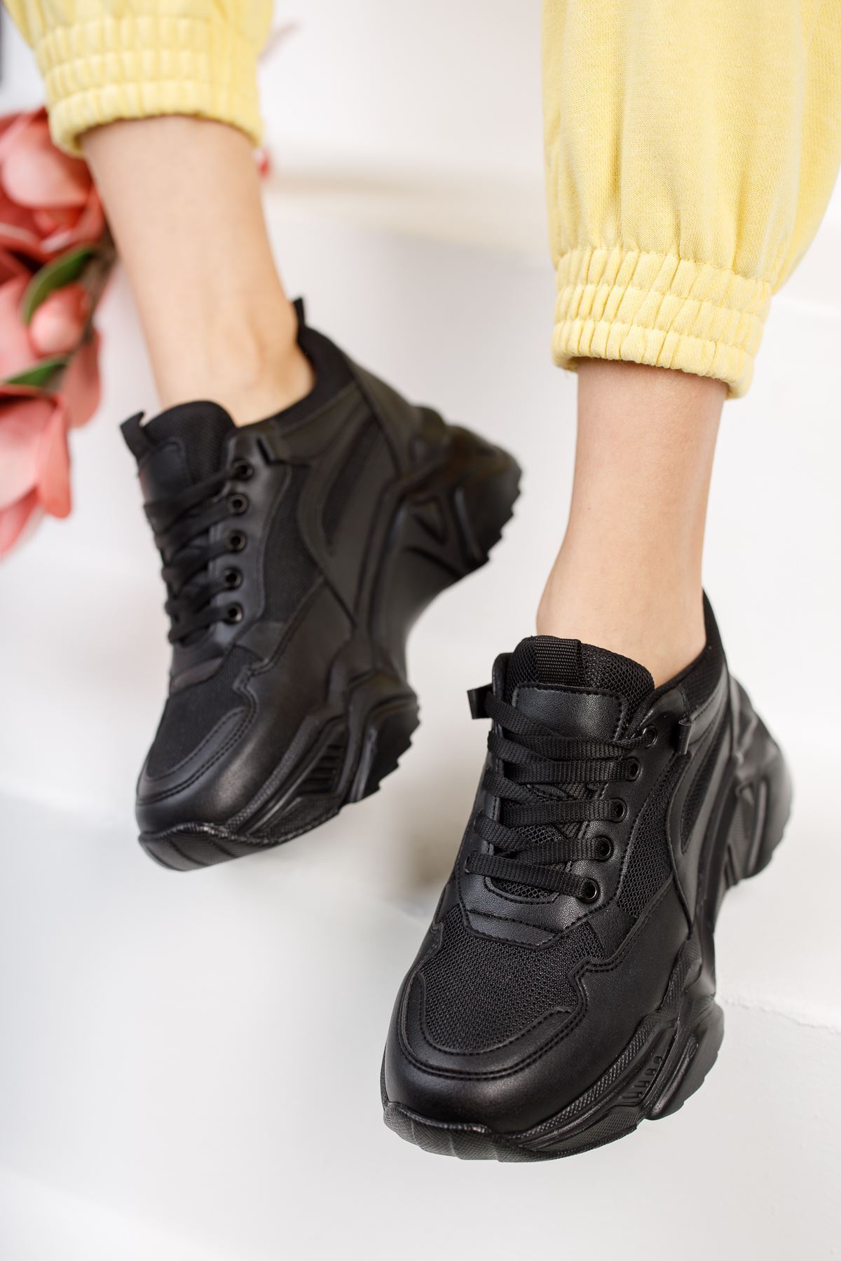 Lenimol Siyah Mat Deri Bağcıklı Kadın Spor Ayakkabı