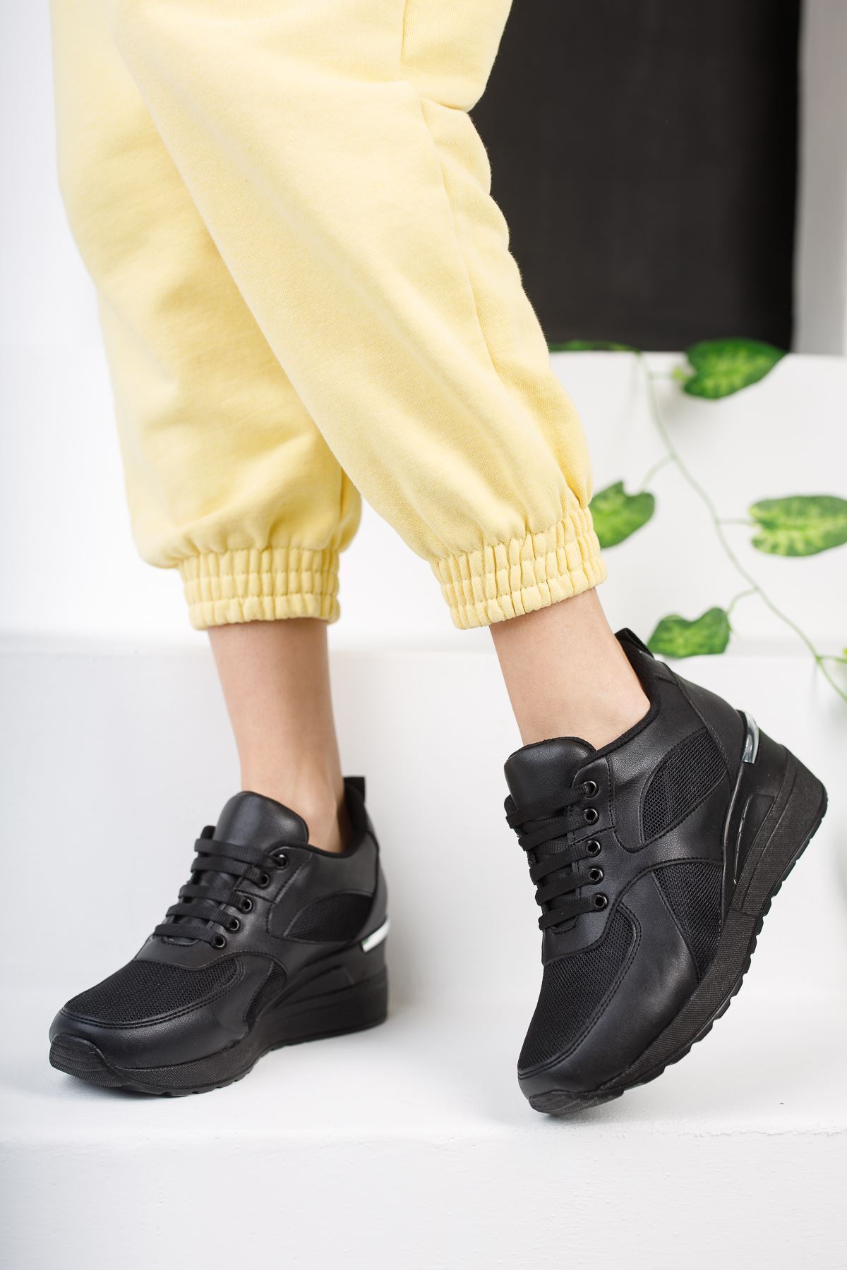 Esvora Siyah Mat Deri Bağcıklı Kadın Günlük Ayakkabı