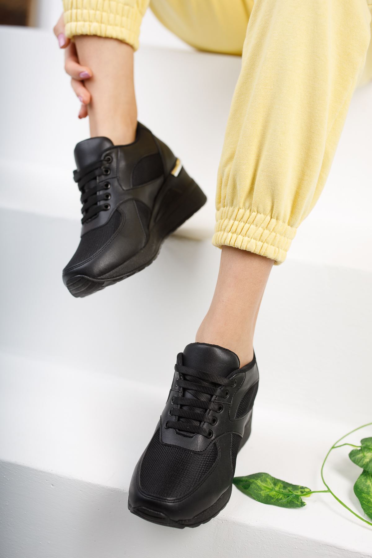 Esvora Siyah Mat Deri Bağcıklı Kadın Günlük Ayakkabı