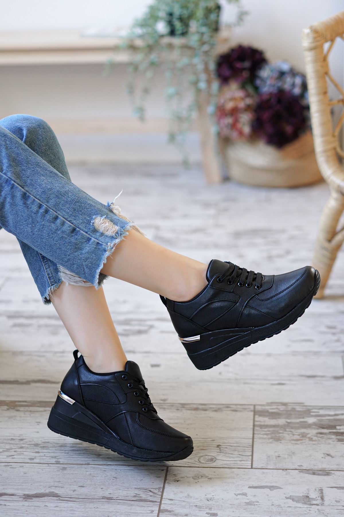 Esvora Siyah Mat Deri Dolgu Topuk Kadın Spor Ayakkabı