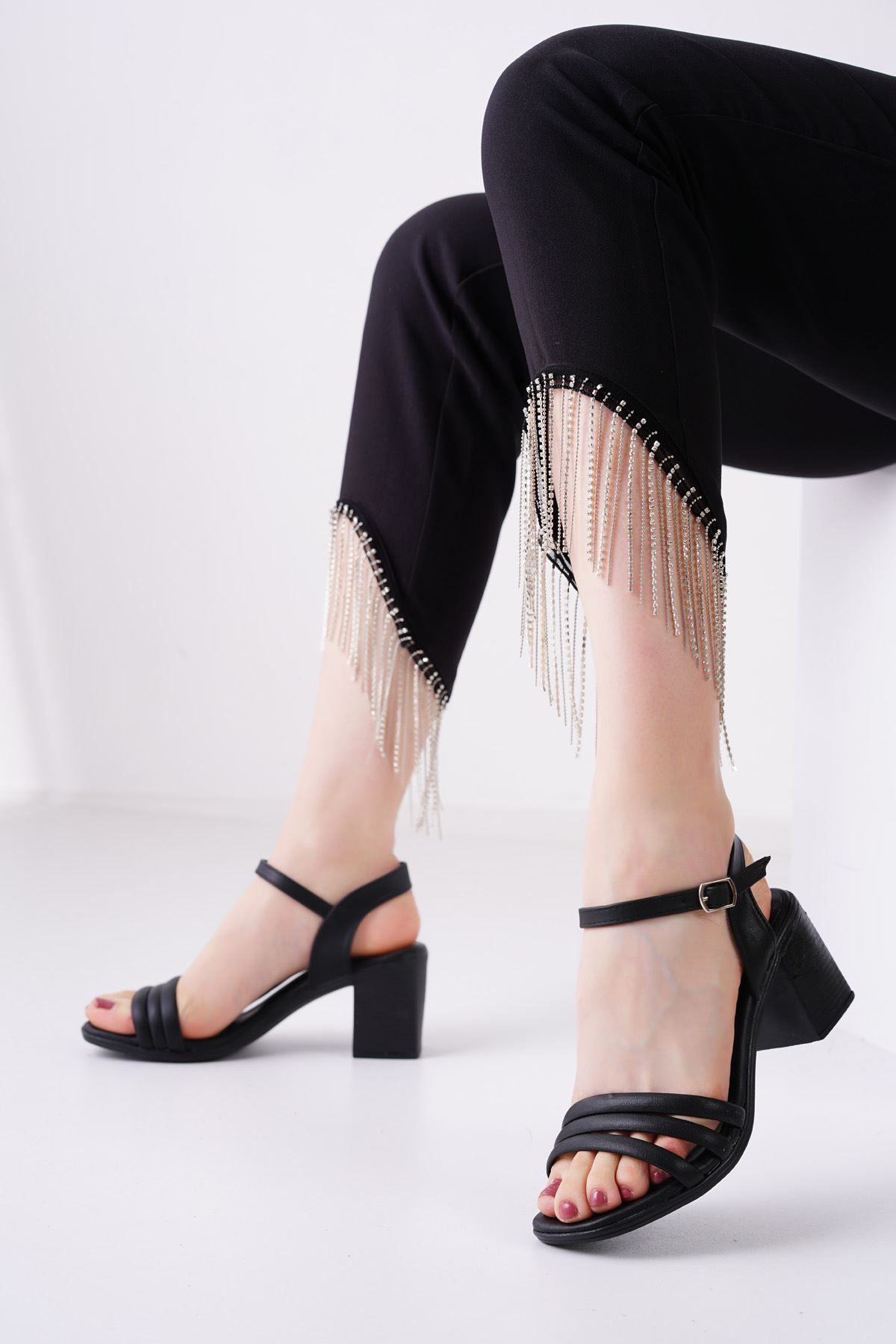 Jeonid Siyah Mat Deri Topuklu Kadın Ayakkabı