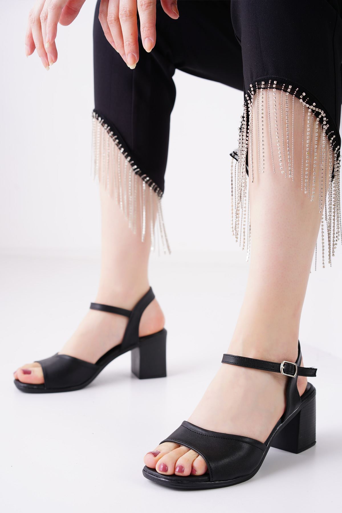Kuka Siyah Mat Deri Topuklu Kadın Ayakkabı