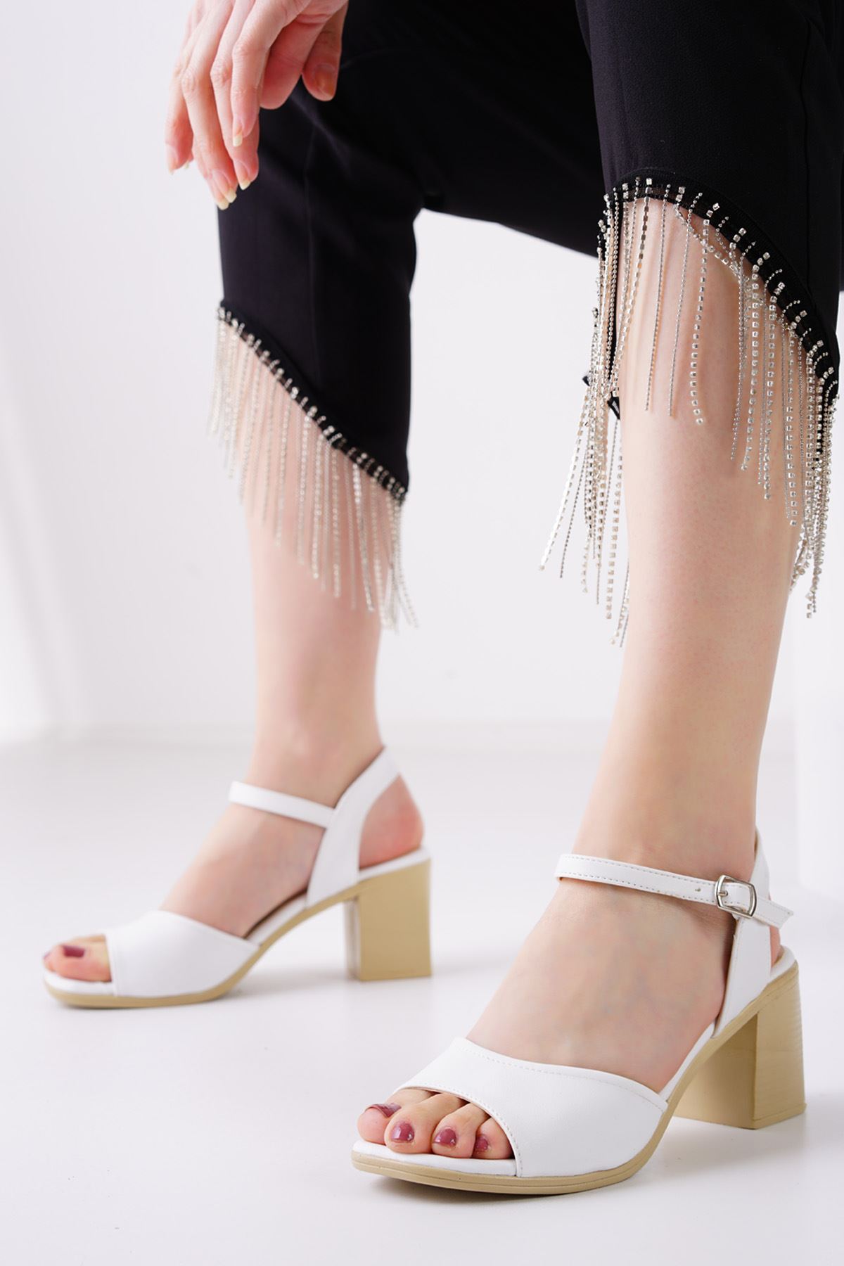 Kuka Beyaz Mat Deri Topuklu Kadın Ayakkabı