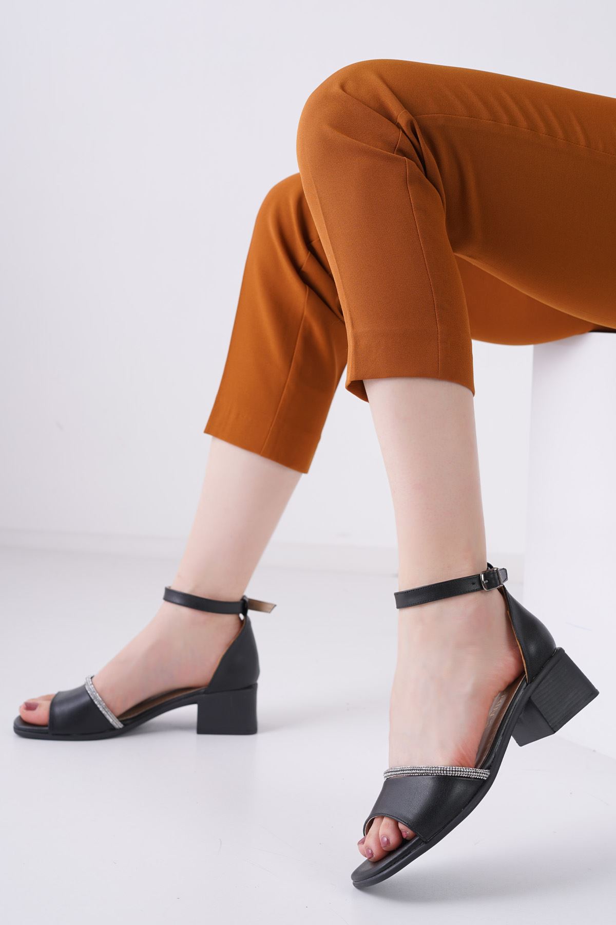 Auron Siyah Mat Deri Kadın Topuklu Ayakkabı