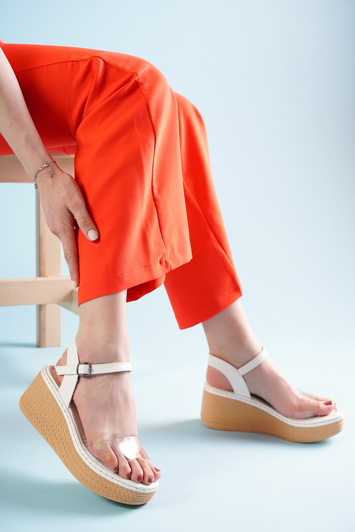 Hive Beyaz Şeffaf Dolgu Topuklu Kadın Ayakkabı