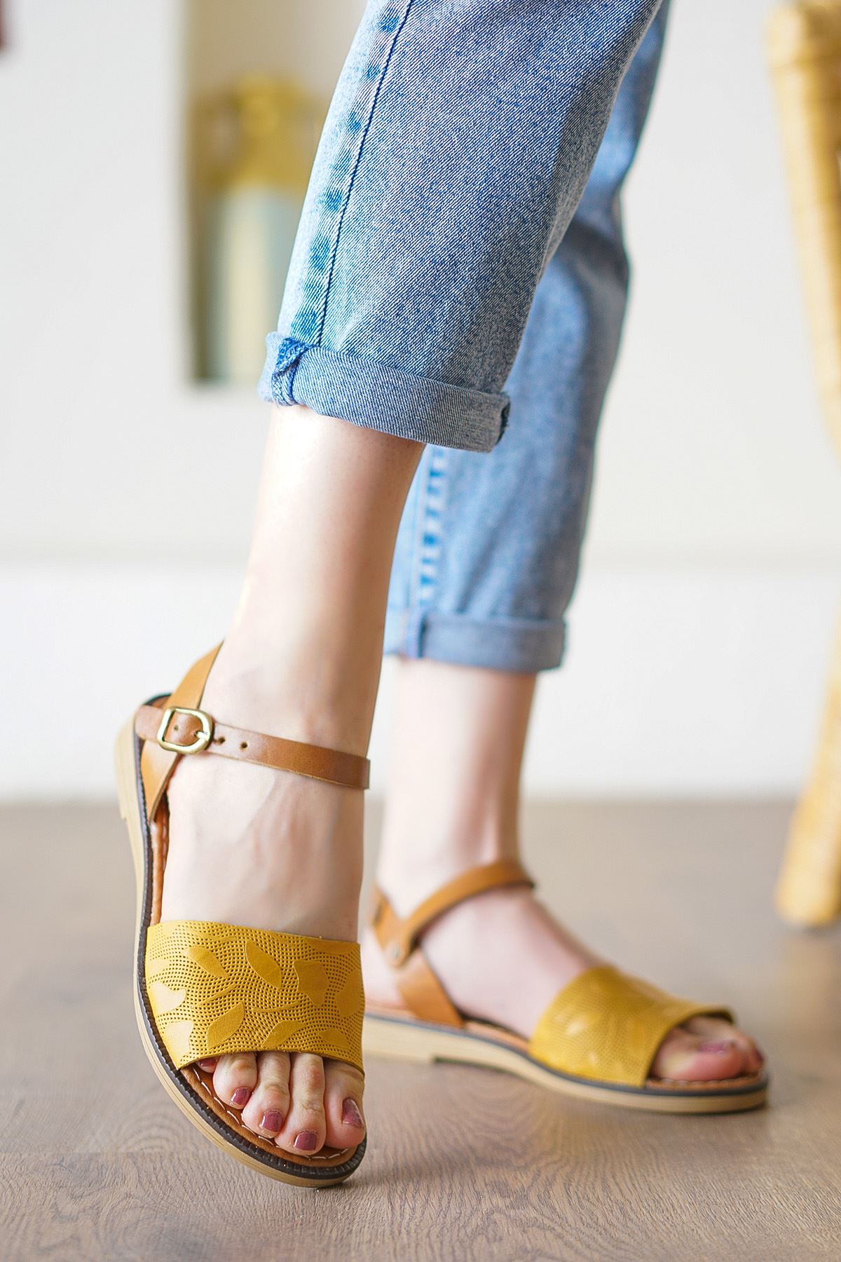 Cardi Sarı Taba Hakiki Deri Kadın Sandalet