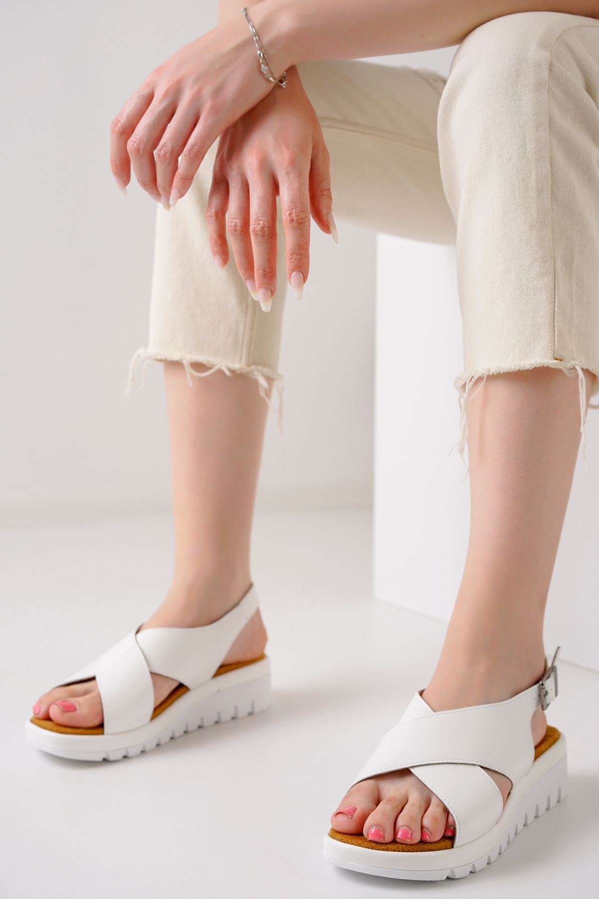 Jalen Beyaz Mat Deri Kadın Sandalet