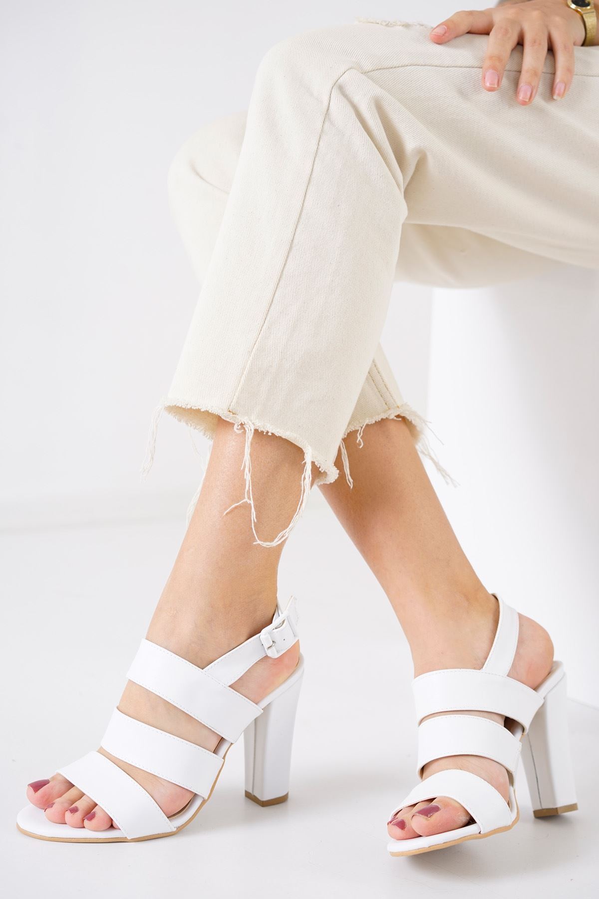 Adrian Beyaz Mat Deri Topuklu Kadın Ayakkabı