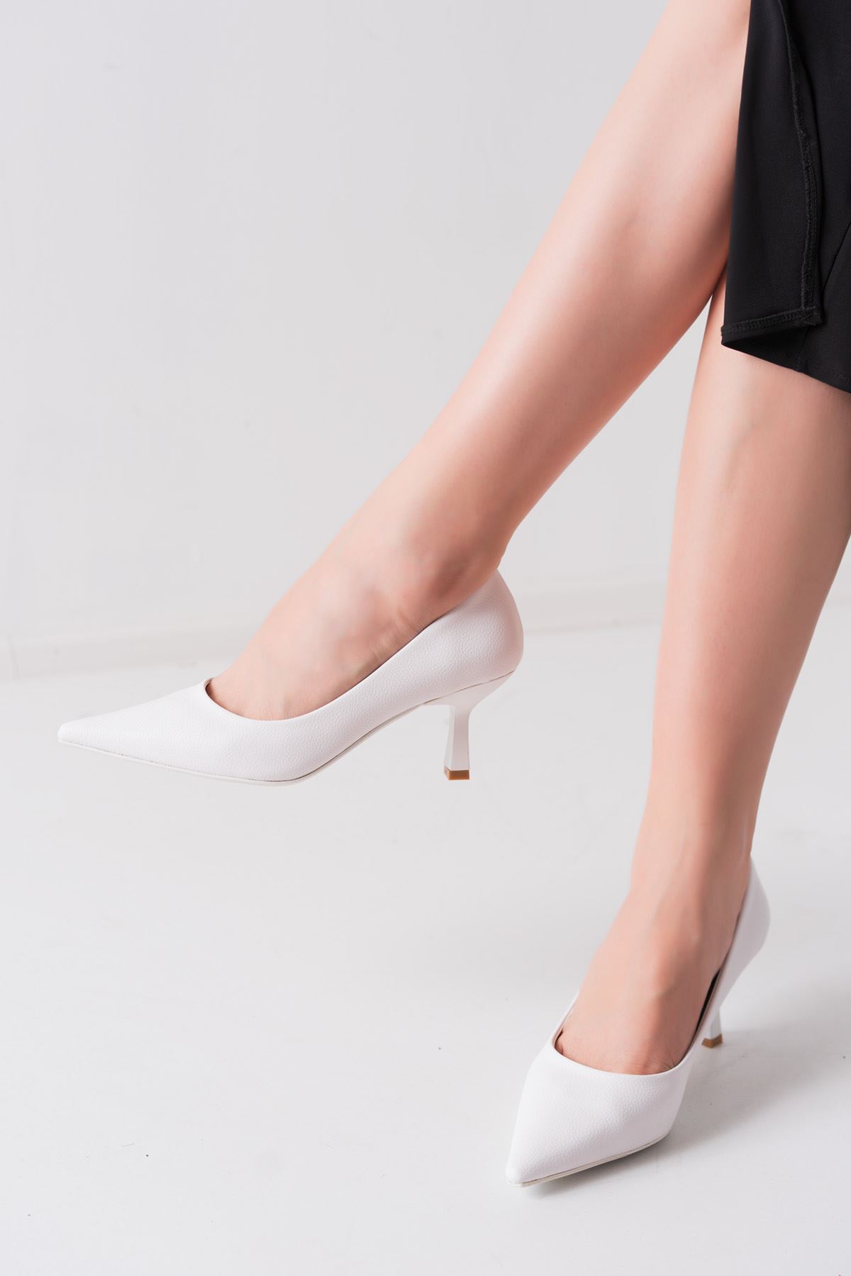Martin Beyaz Mat Deri Kısa Topuklu Kadın Ayakkabı