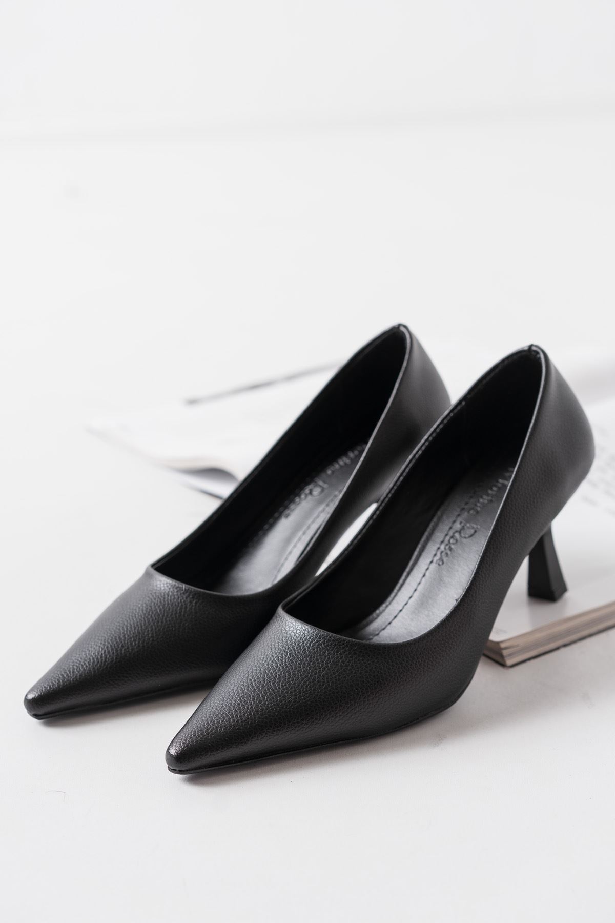 Martin Siyah Mat Deri Kısa Topuklu Kadın Ayakkabı