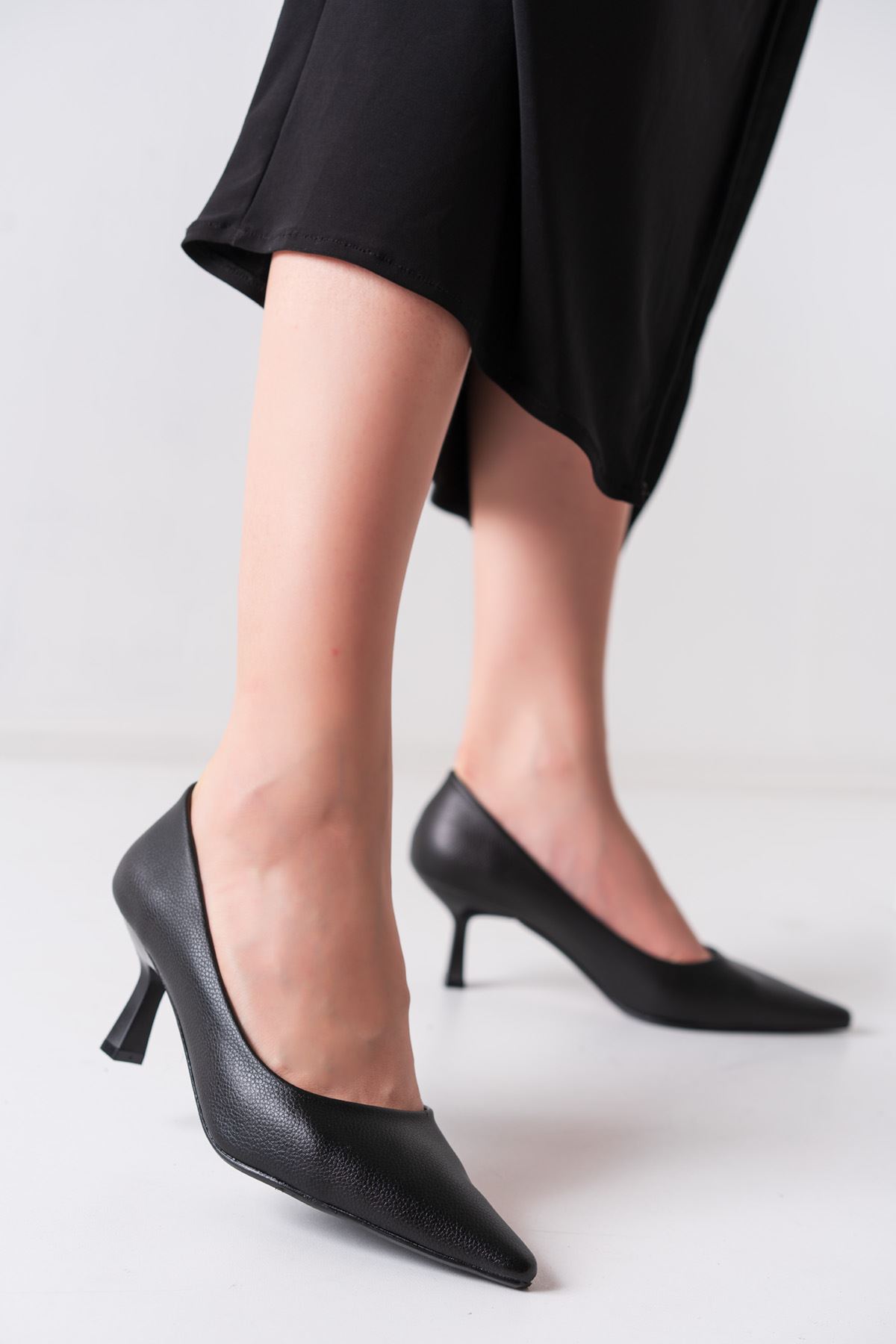 Martin Siyah Mat Deri Kısa Topuklu Kadın Ayakkabı