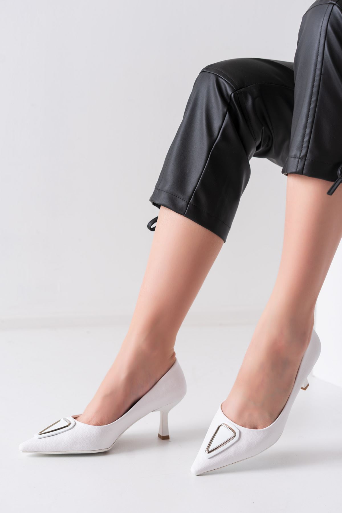 Alya Beyaz Mat Deri Kadın Kısa Topuklu Ayakkabı