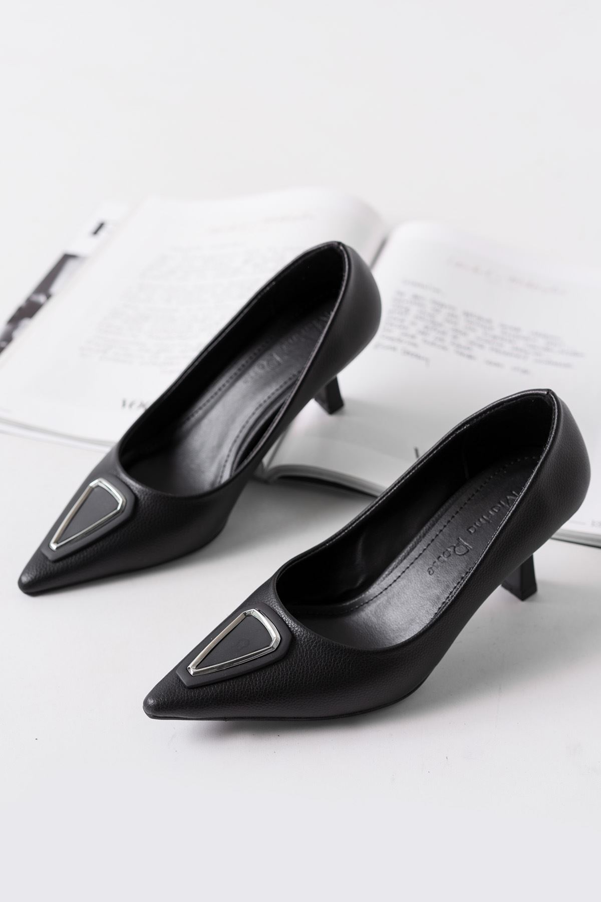 Alya Siyah Mat Deri Kadın Kısa Topuklu Ayakkabı
