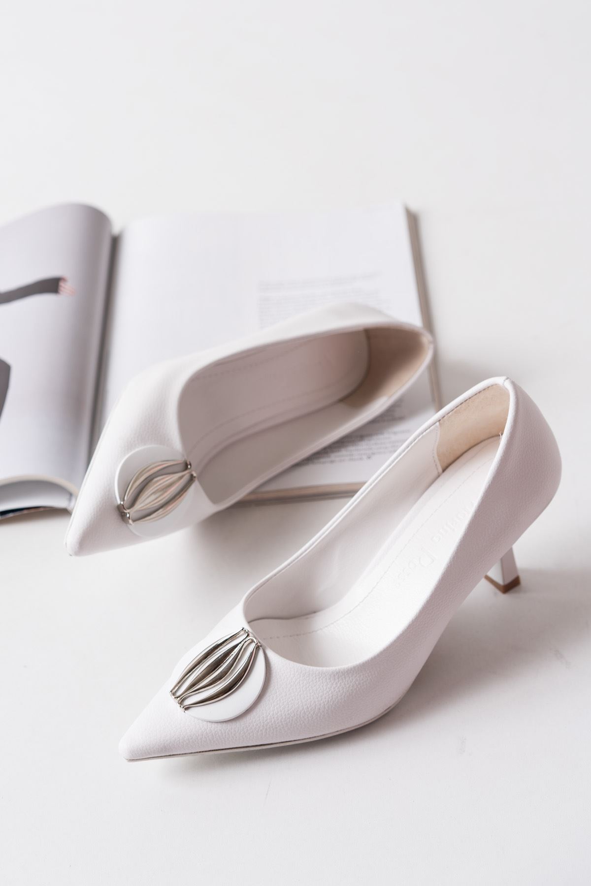 Collen Beyaz Mat Deri Kısa Topuklu Kadın Ayakkabı