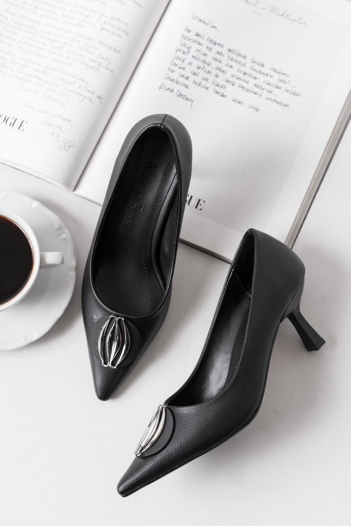Collen Siyah Mat Deri Kısa Topuklu Kadın Ayakkabı