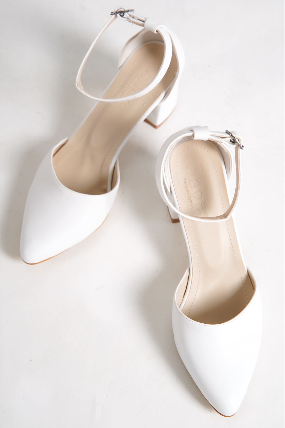 Elvise Beyaz Mat Deri Topuklu Kadın Ayakkabı