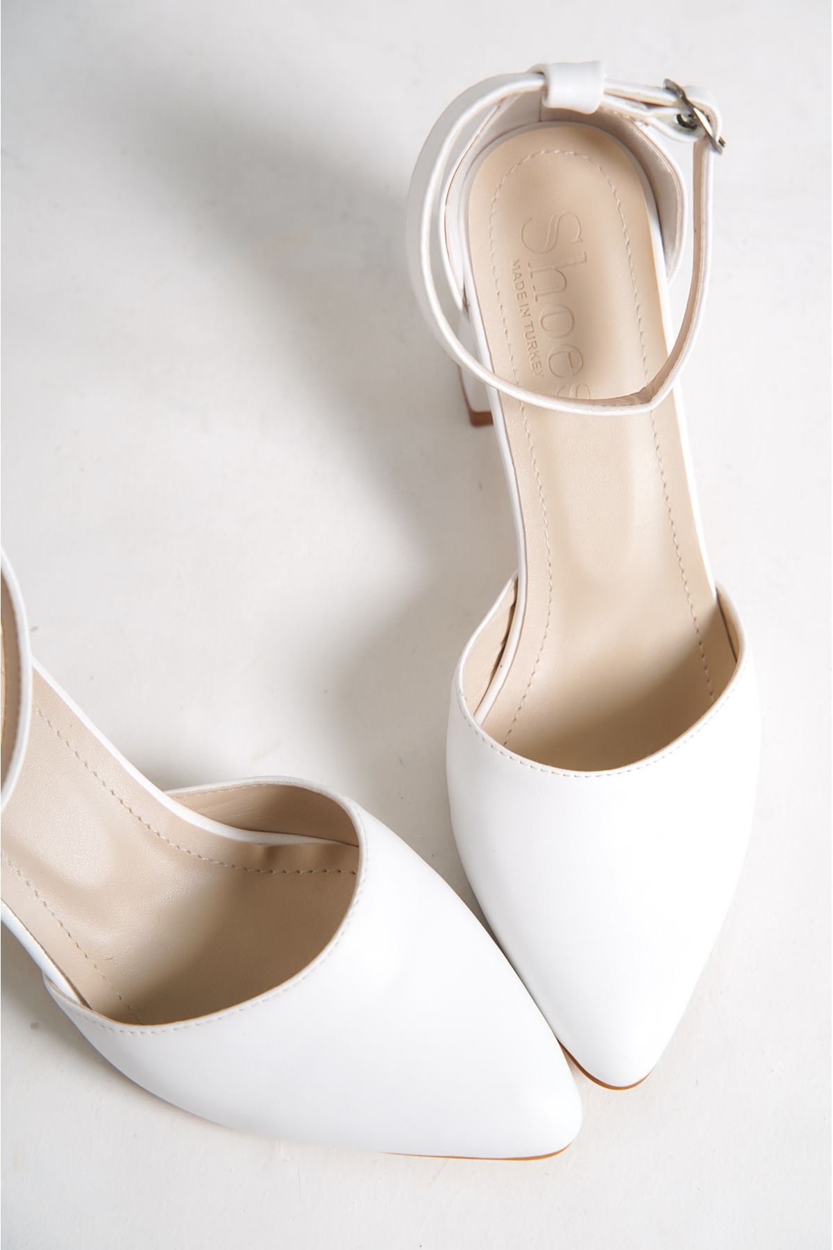 Elvise Beyaz Mat Deri Topuklu Kadın Ayakkabı