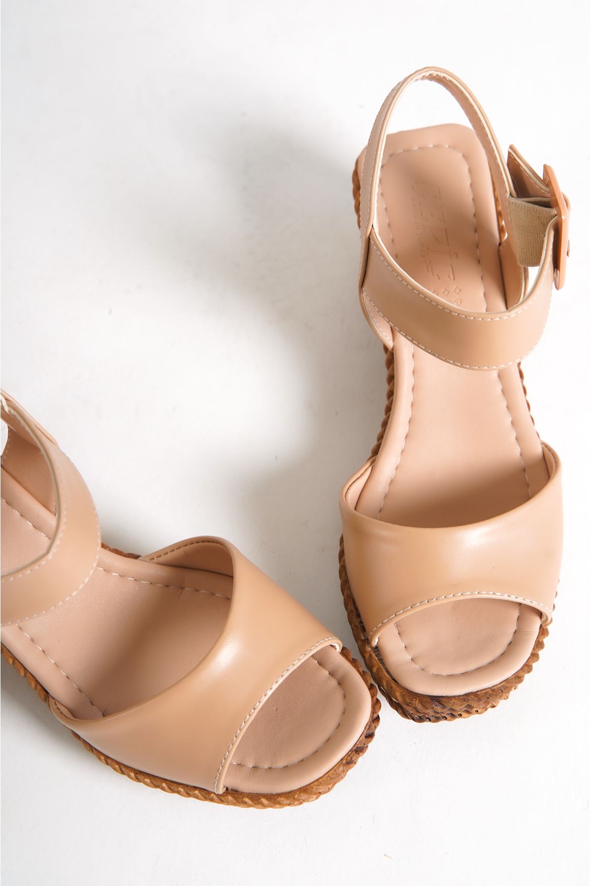 Douglas Nude Mat Deri Dolgu Topuklu Kadın Ayakkabı
