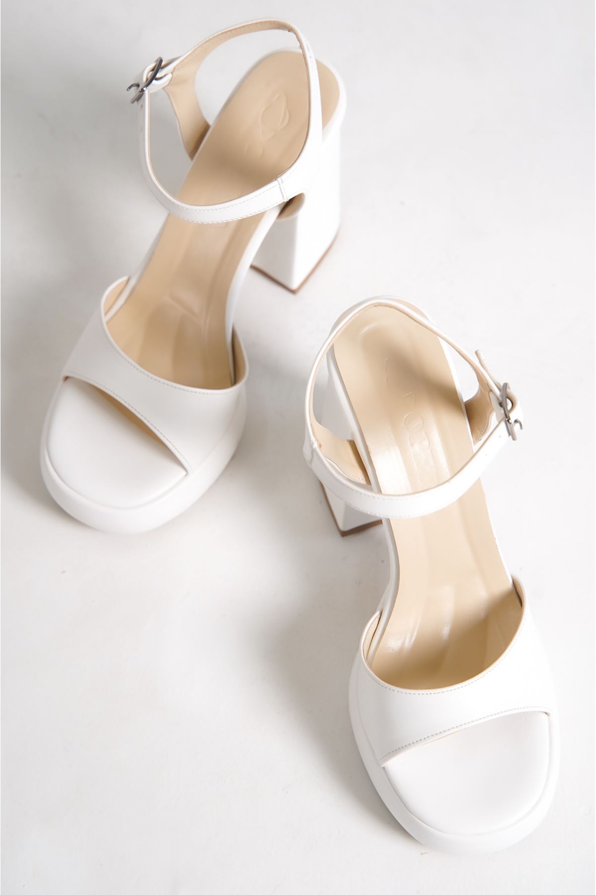Faye Beyaz Mat Deri Dolgu Topuklu Kadın Ayakkabı