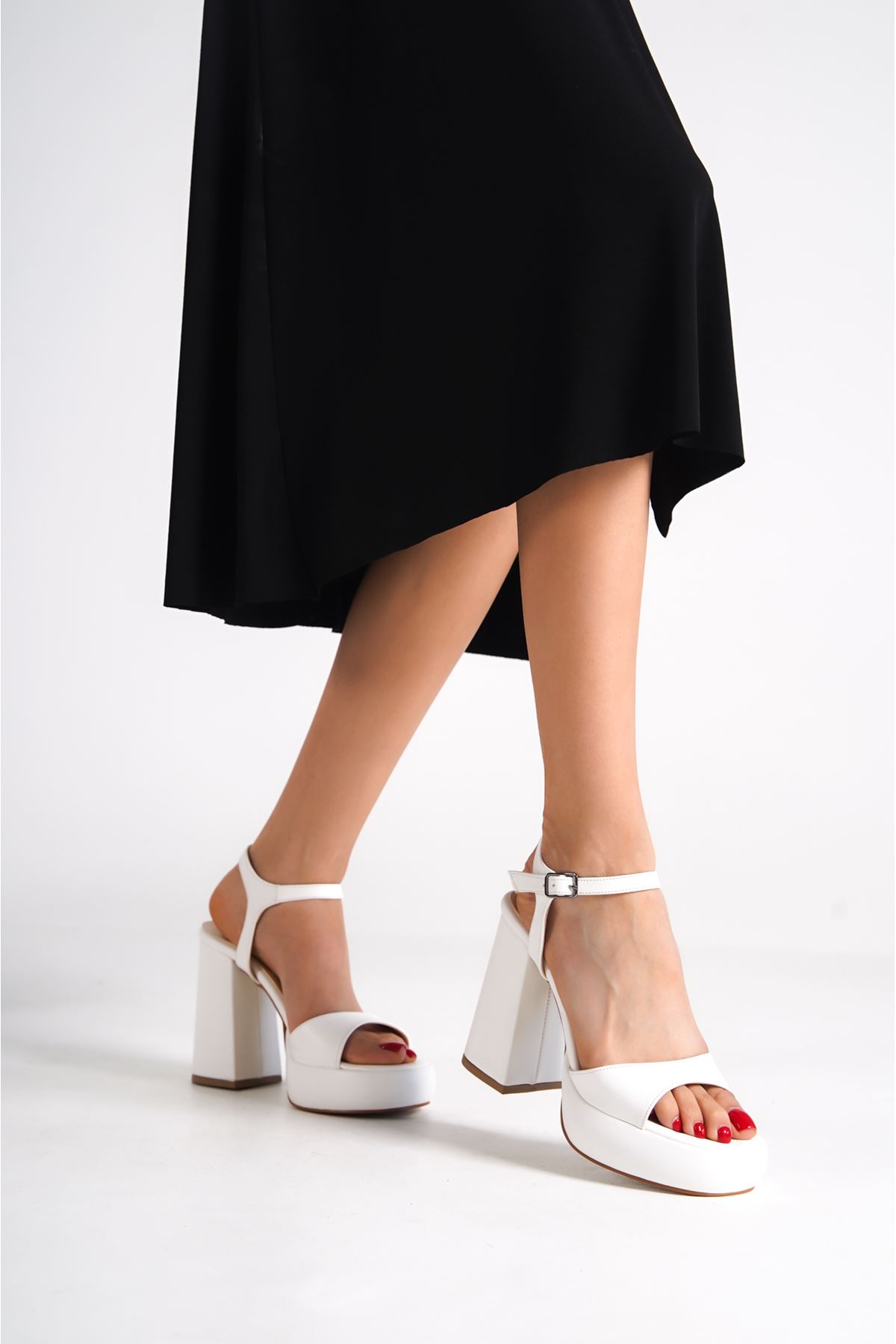 Faye Beyaz Mat Deri Dolgu Topuklu Kadın Ayakkabı