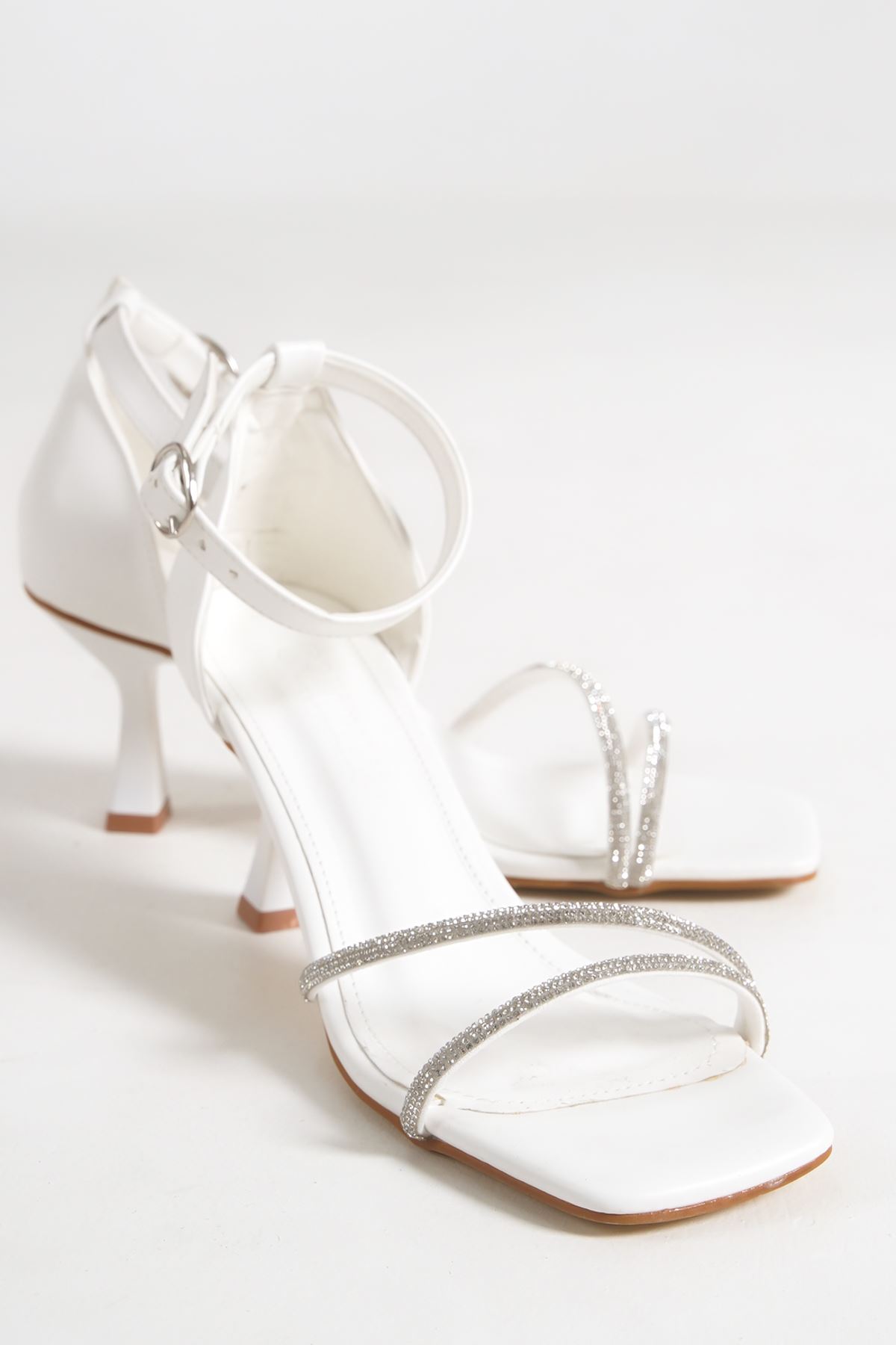 Joanne Beyaz Taşlı Topuklu Mat Deri Kadın Ayakkabı