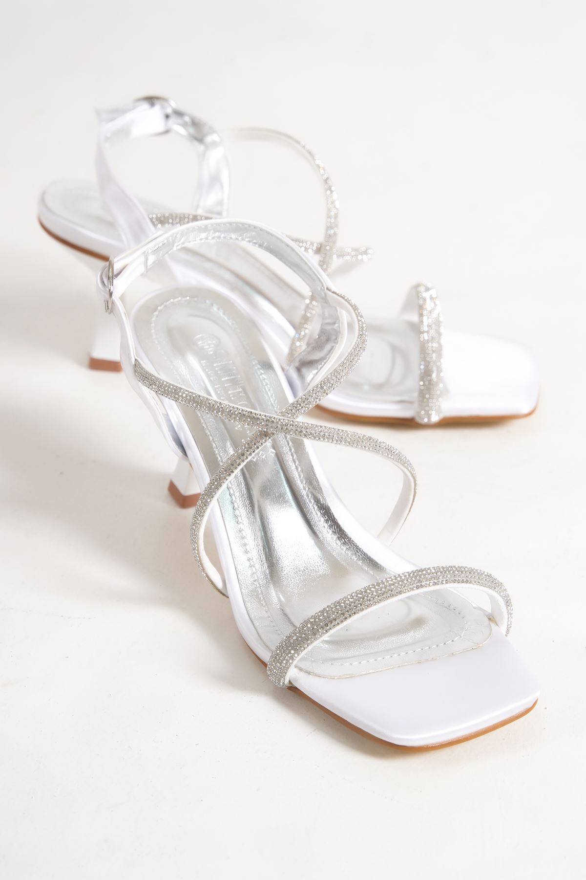 Edwin Beyaz Saten Taşlı Topuklu Kadın Ayakkabı
