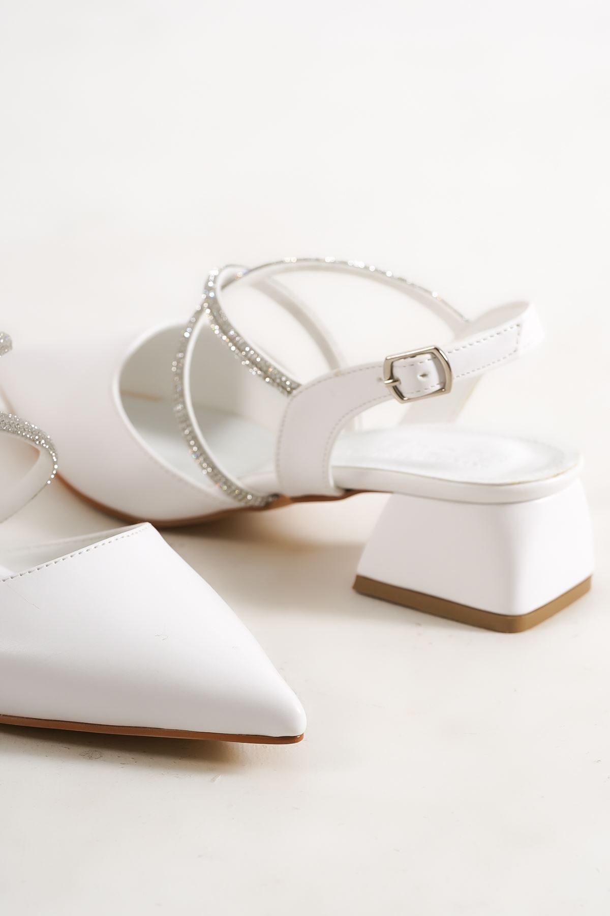 Layana Beyaz Taşlı Mat Deri Topuklu Kadın Ayakkabı