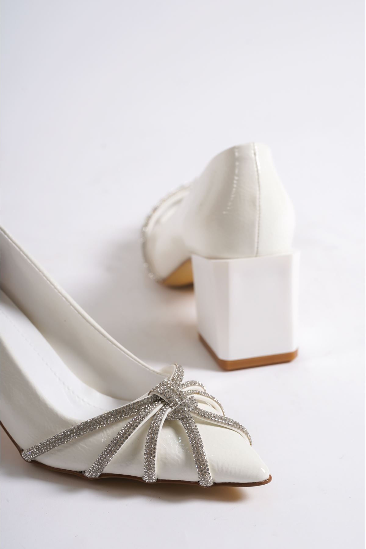 Charler Beyaz Rugan Topuklu Kadın Ayakkabı