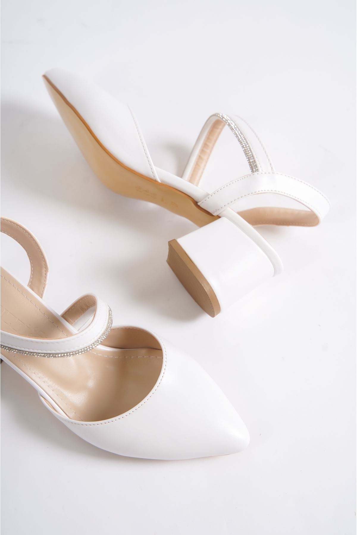 Madel Beyaz Mat Deri Topuklu Kadın Ayakkabı
