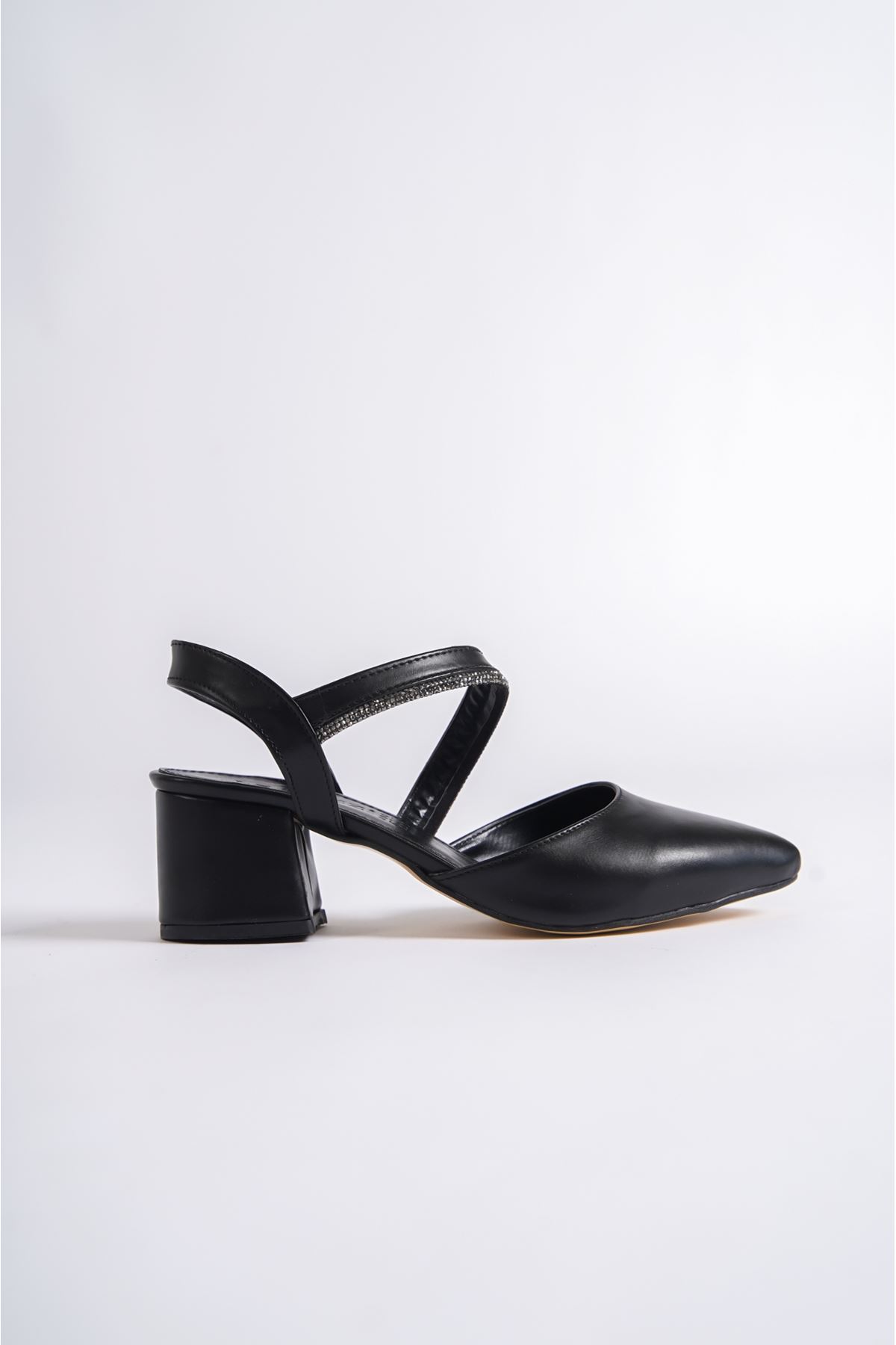 Madel Siyah Mat Deri Topuklu Kadın Ayakkabı