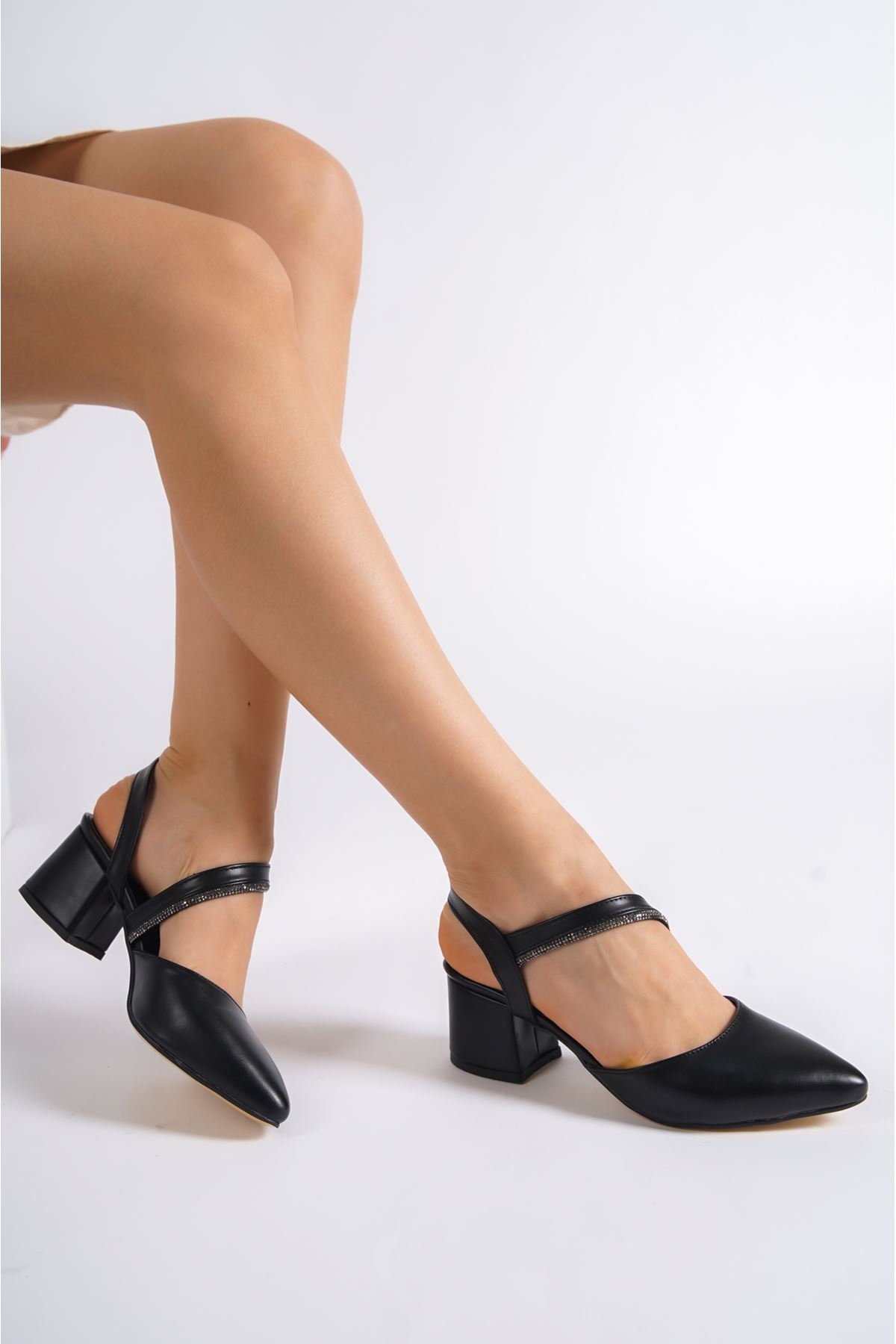 Madel Siyah Mat Deri Topuklu Kadın Ayakkabı