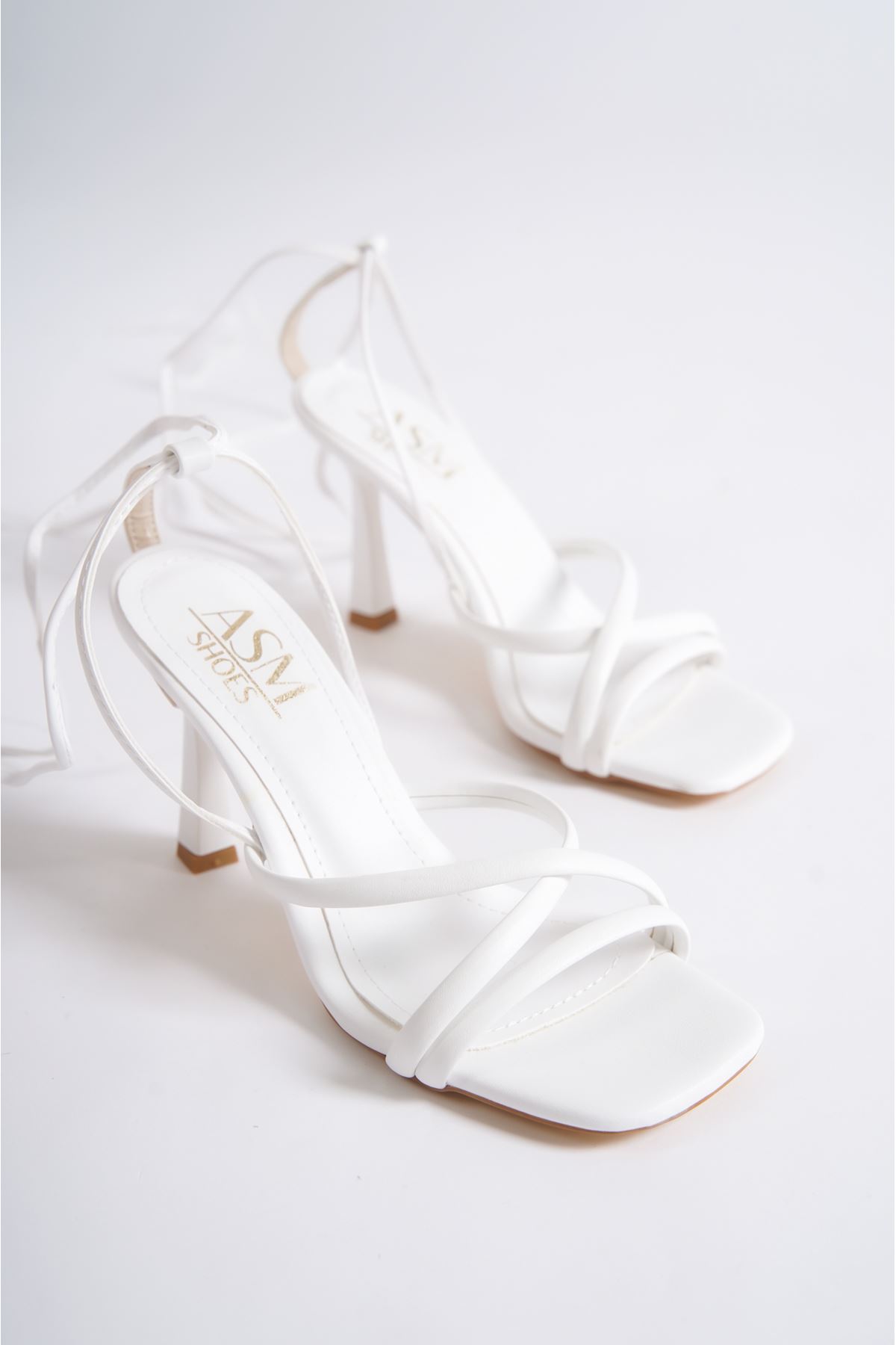 Henri Beyaz Mat Deri Topuklu Kadın Ayakkabı