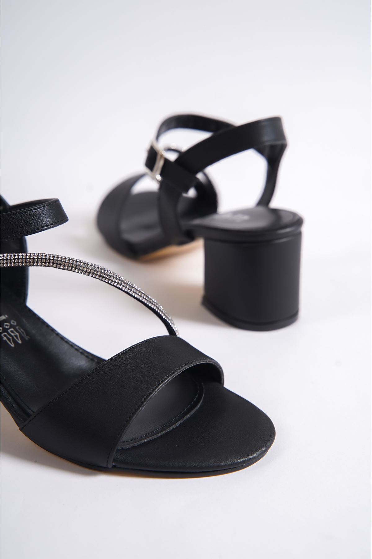 Pero Siyah Mat Deri Topuklu Kadın Ayakkabı
