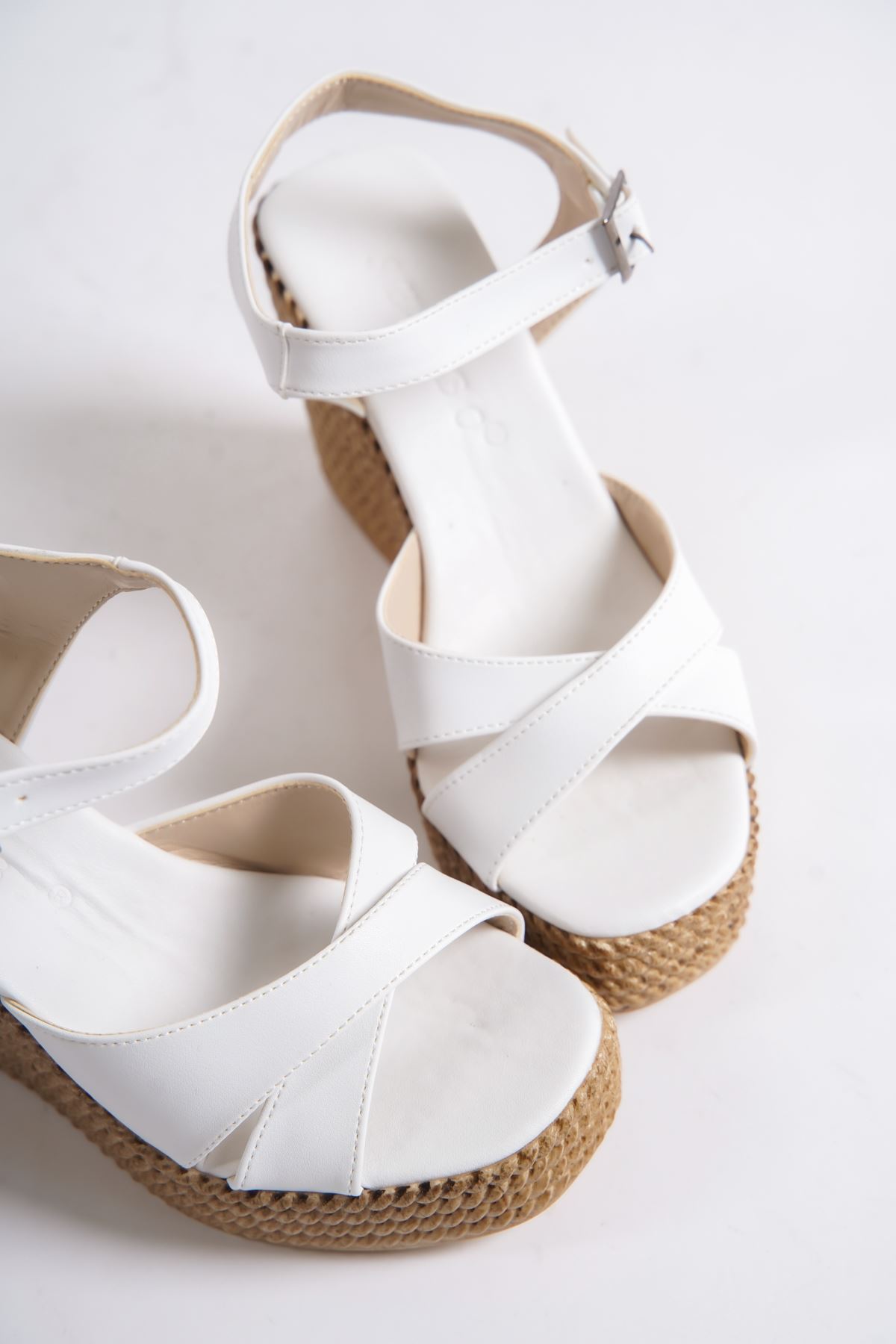 Bayard Beyaz Mat Deri Dolgu Topuklu Kadın Ayakkabı
