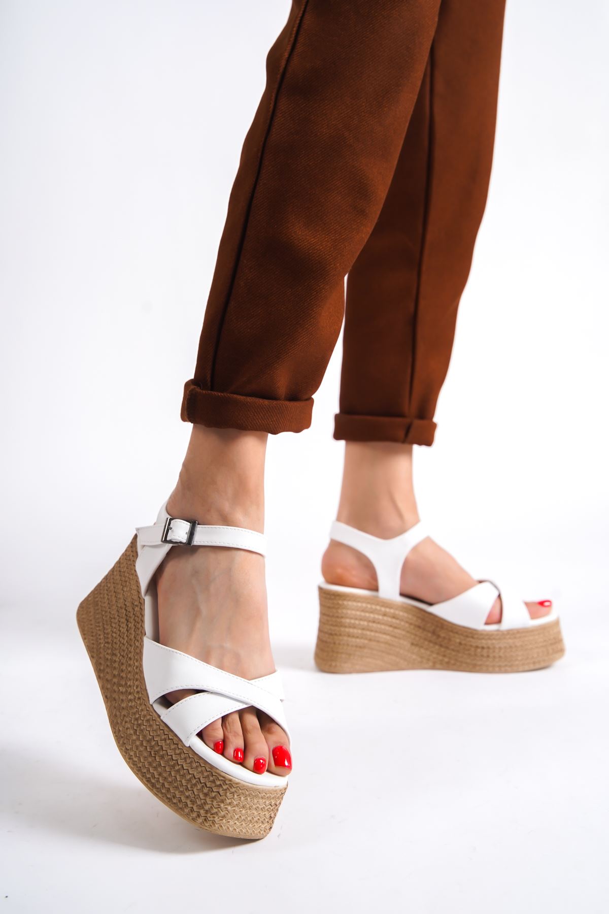 Femand Beyaz Mat Deri Dolgu Topuklu Kadın Ayakkabı
