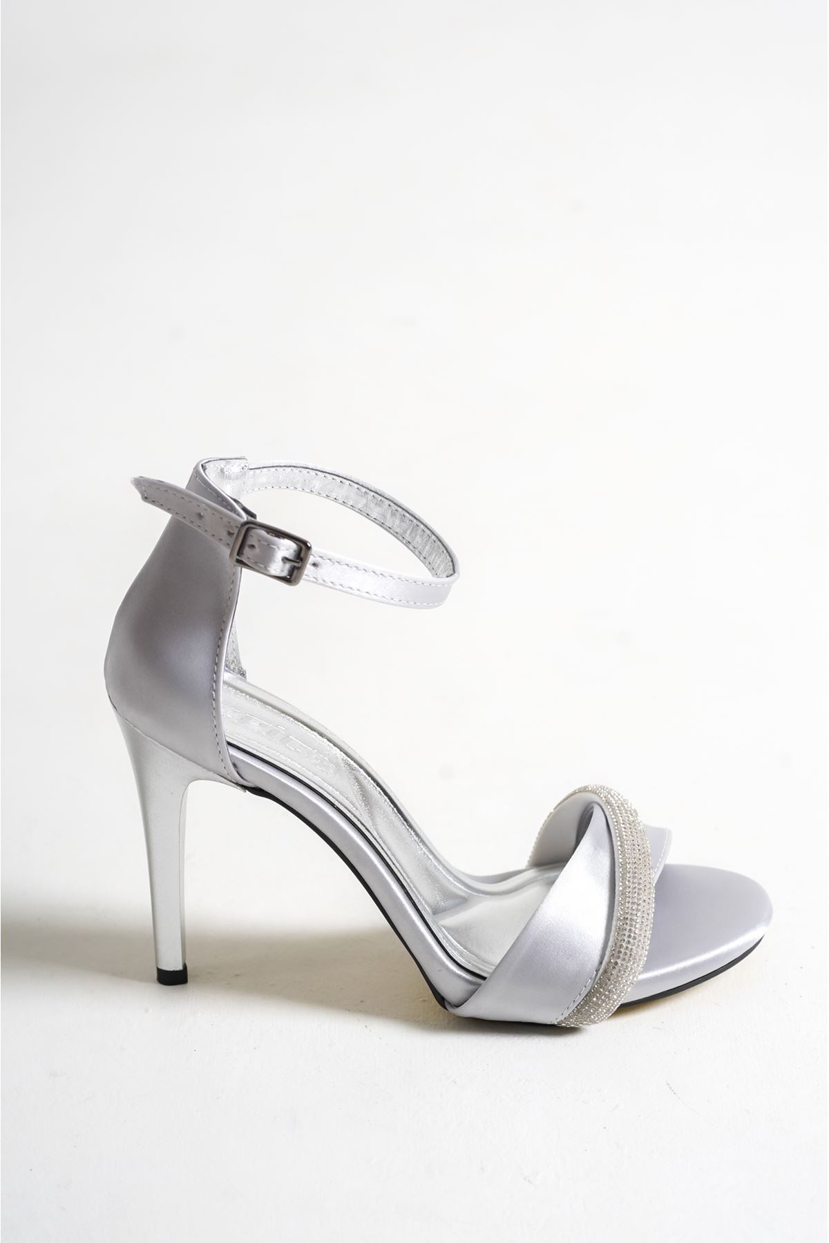 Carlos Gümüş Saten Taşlı Yüksek Topuklu Kadın Ayakkabı