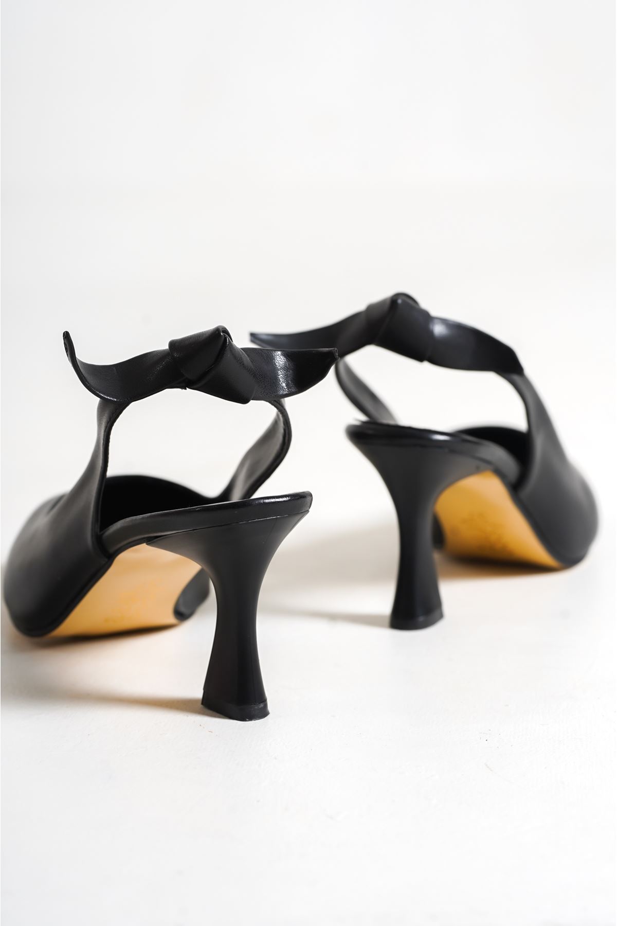 Edmon Siyah Mat Deri Fiyonklu Topuklu Kadın Ayakkabı