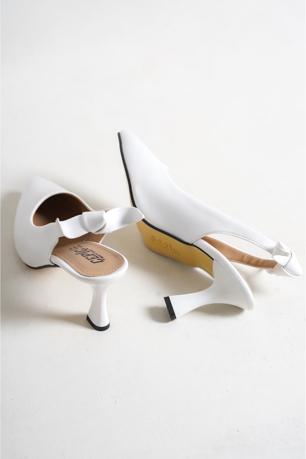 Edmon Beyaz Mat Deri Fiyonklu Topuklu Kadın Ayakkabı