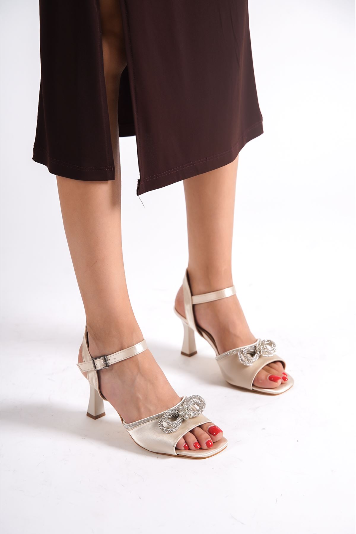 Barrie Bej Saten Taşlı Topuklu Kadın Ayakkabı