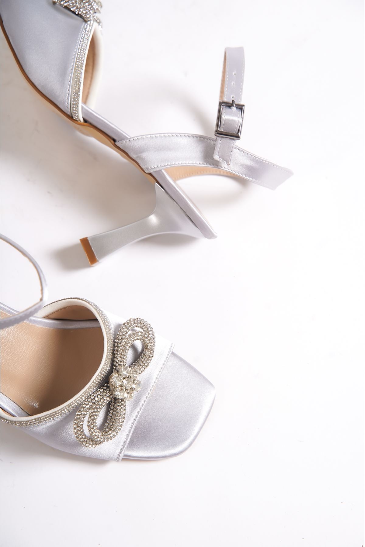 Barrie Gümüş Saten Taşlı Topuklu Kadın Ayakkabı