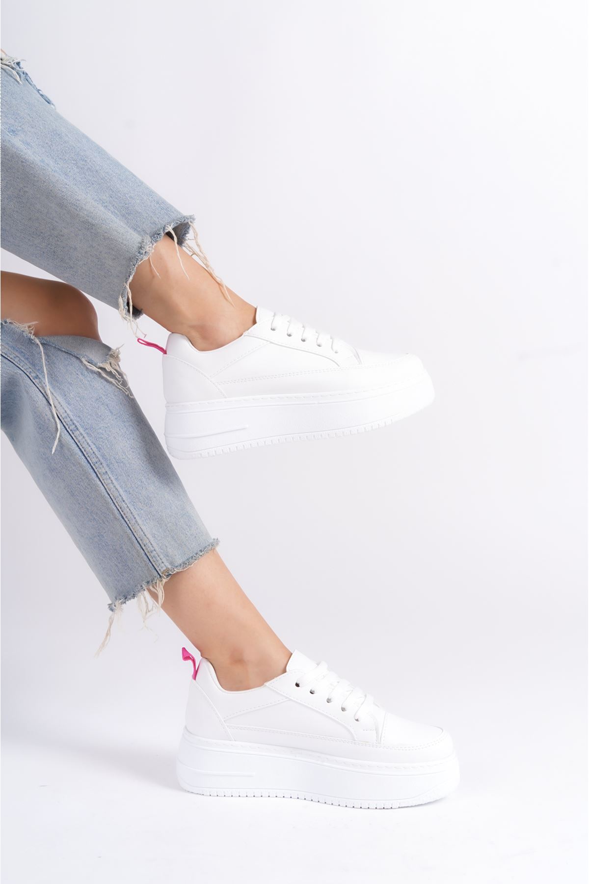 Alippe Beyaz Bağcıklı Mat Deri Kadın Spor Ayakkabı  
