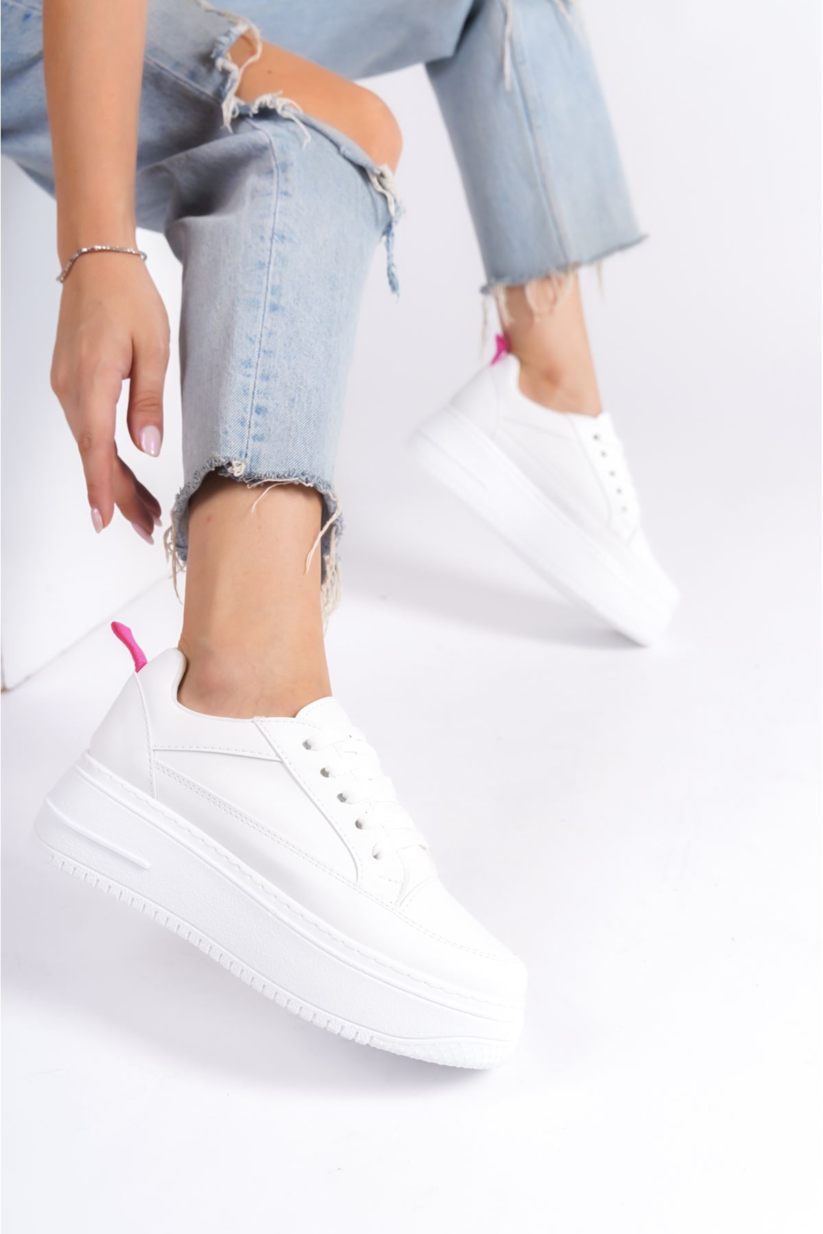 Alippe Beyaz Bağcıklı Mat Deri Kadın Spor Ayakkabı  