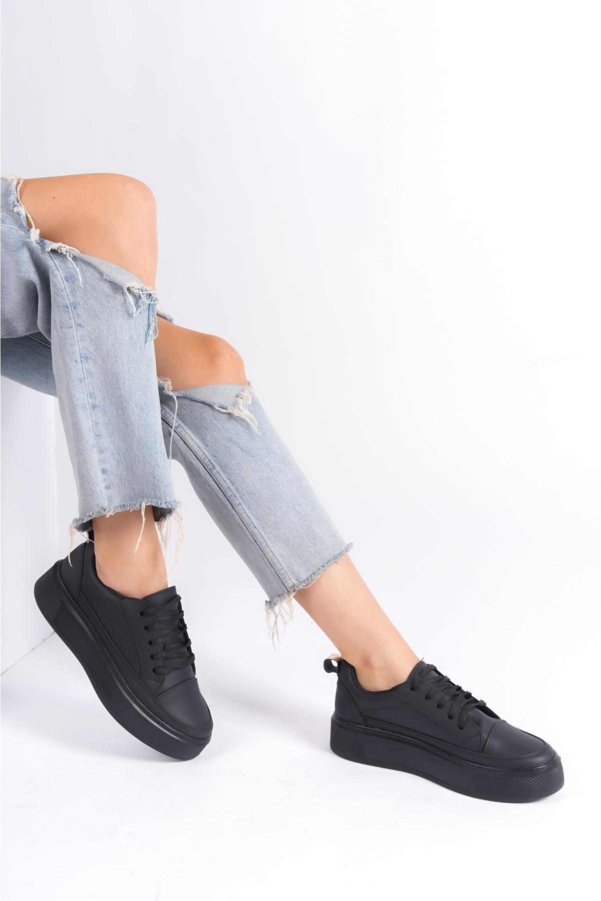 Alippe Siyah Bağcıklı Mat Deri Kadın Spor Ayakkabı  